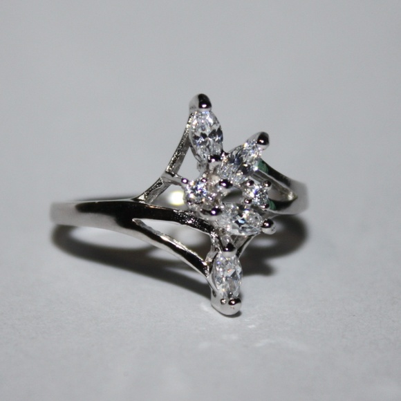 STUNNING CZ sterling silver ring NWT size 6 - Picture 3 of 5